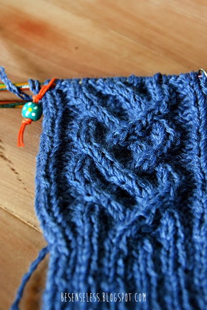 Cappello blu con trecce lavorato a maglia - Blue knitting cables hat - besenseless.blogspot.com Cappello blu con trecce lavorato a maglia - Blue knitting cables hat - besenseless.blogspot.com