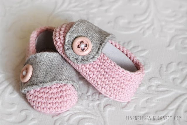 Crochet and Sew - Pink and gray baby shoes in wool yarn and fabric - besenseless.blogspot.com Crochet and Sew - Pink and gray baby shoes in wool yarn and fabric - besenseless.blogspot.com