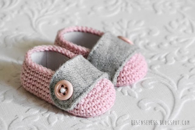 Crochet and Sew - Pink and gray baby shoes in wool yarn and fabric - besenseless.blogspot.com Crochet and Sew - Pink and gray baby shoes in wool yarn and fabric - besenseless.blogspot.com