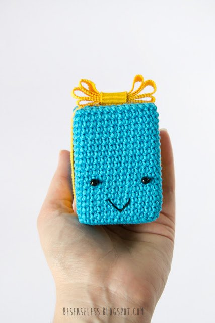 Pacchetto regalo amigurumi - Crochet gift box - besenseless.blogspot.com Pacchetto regalo amigurumi - Crochet gift box - besenseless.blogspot.com