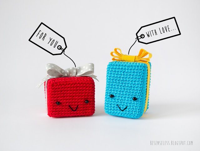 Pacchetto regalo amigurumi - Crochet gift box - besenseless.blogspot.com Pacchetto regalo amigurumi - Crochet gift box - besenseless.blogspot.com